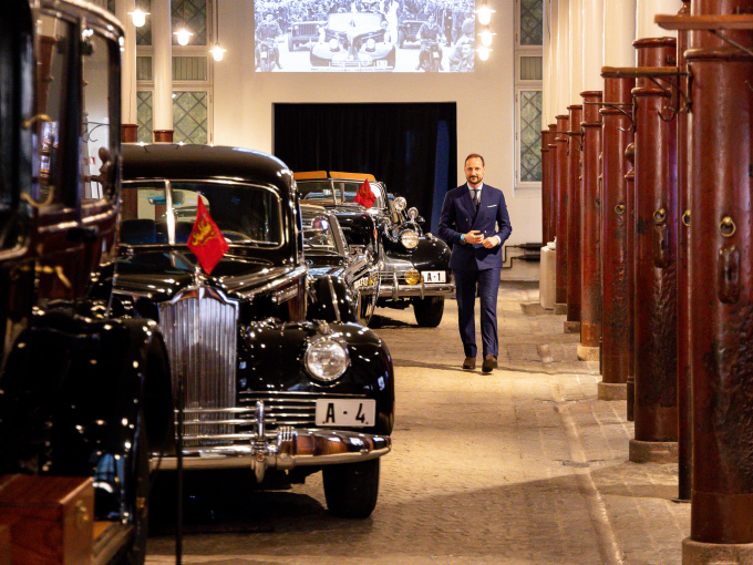 Crown Prince Haakon took the guests through the exhibition “The King’s Cars”. Photo: Beate Oma Dahle / NTB.
